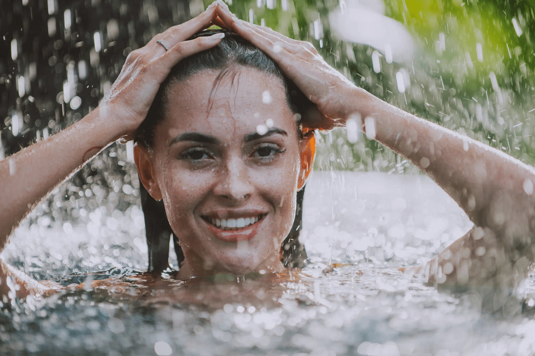 femme sourire eau